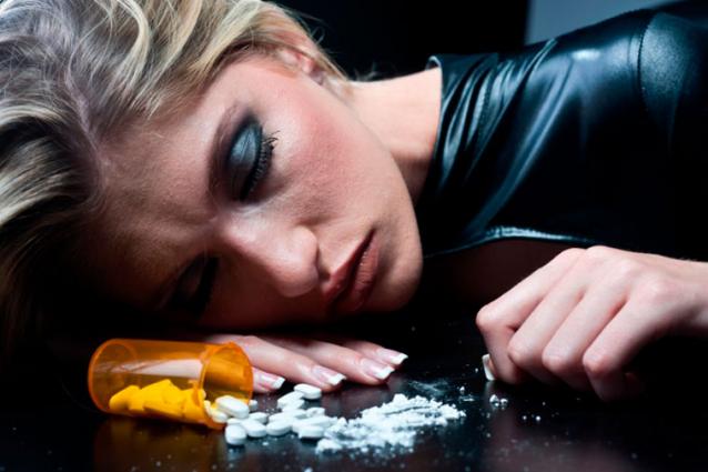 O que é overdose? Significado, sinais e o que fazer